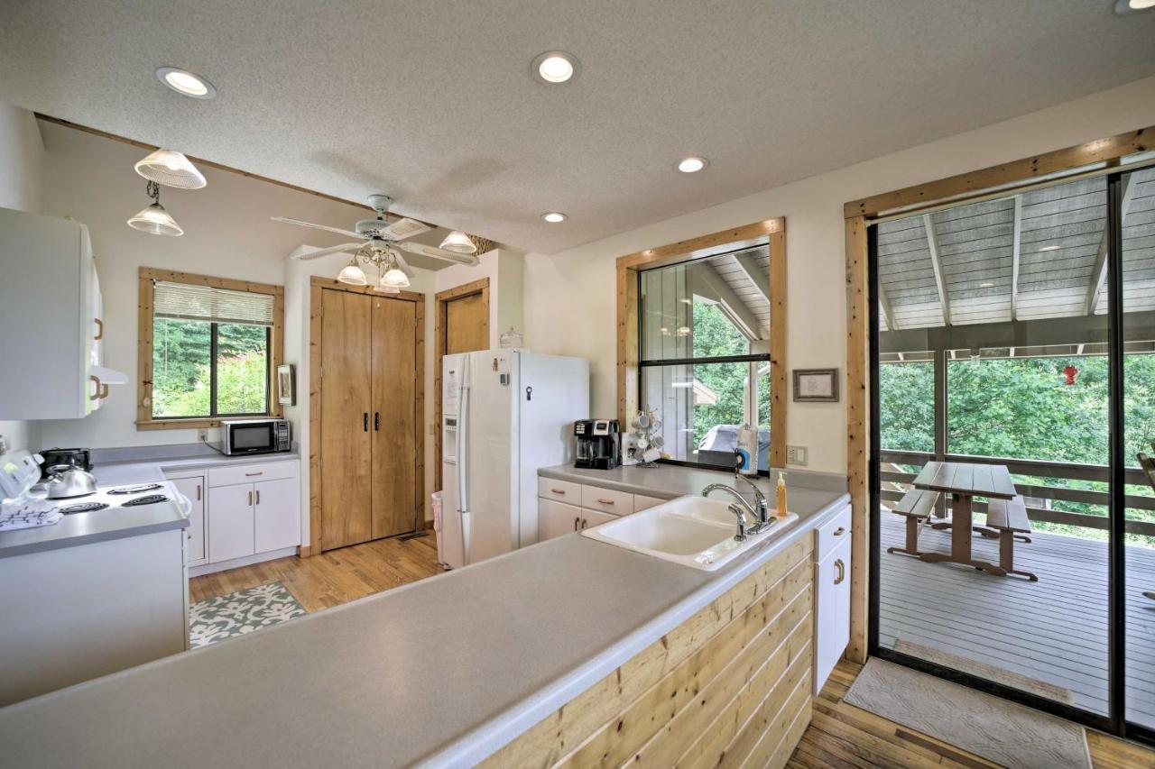 Vibrant Bryson City Home With Mtn Views And Deck! Bagian luar foto