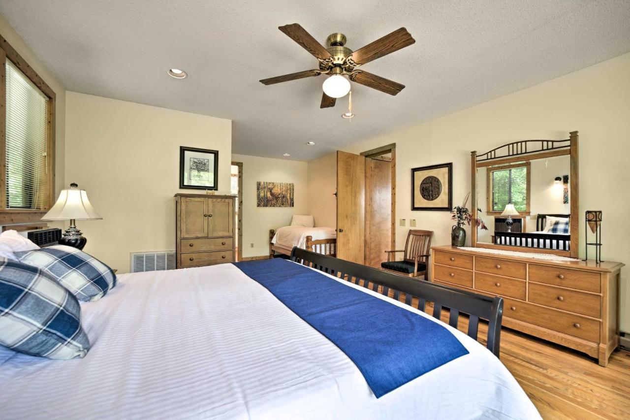 Vibrant Bryson City Home With Mtn Views And Deck! Bagian luar foto