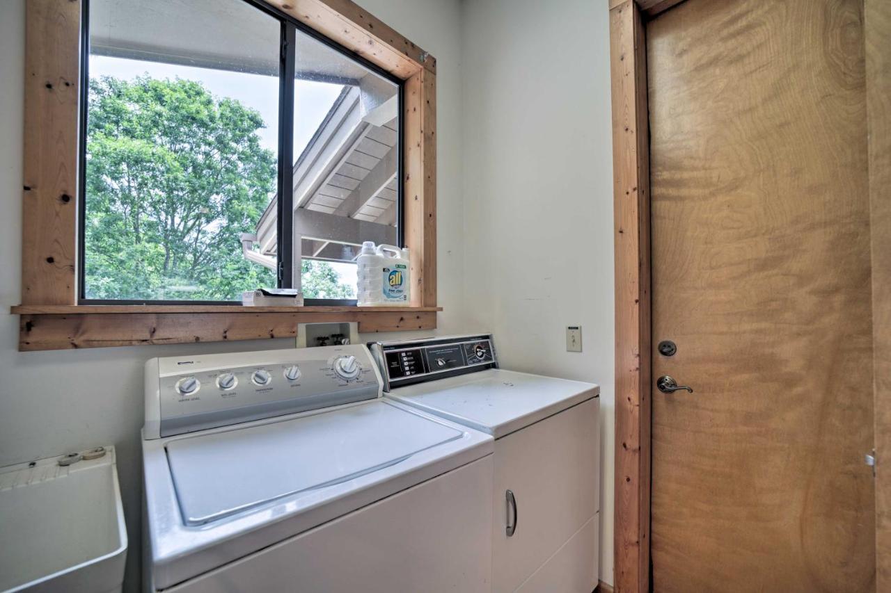 Vibrant Bryson City Home With Mtn Views And Deck! Bagian luar foto